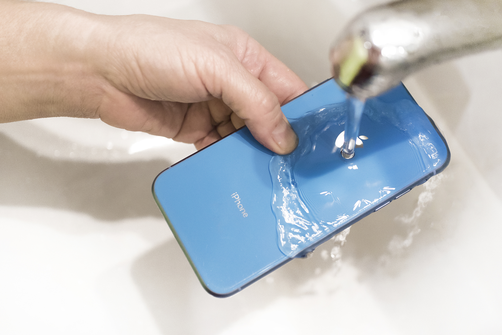 Как очистить айфон от воды