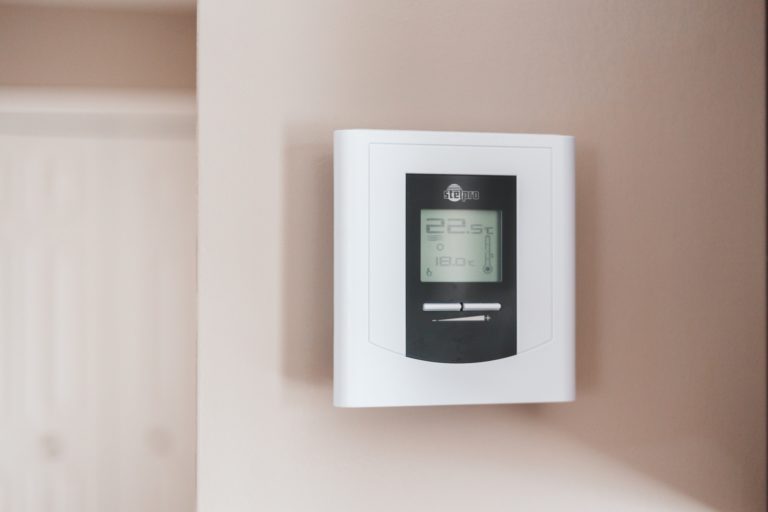 3 Warning Signs That a Thermostat Needs to Be Replaced